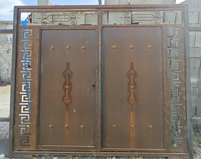درب حیاطی نو ، آهن سنگین ، طرح دور CNC و ساده ی گلدار